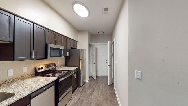 Building Photo - Cozy Studio Apartment in Vibrant Wedgewood...