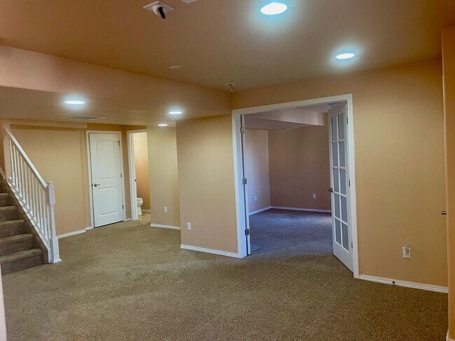 Building Photo - BEAUTIFUL MOUNTAIN SHADOWS 5BD HOME with A/C- Security Deposit Waiver Available