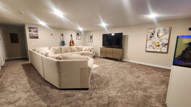 Building Photo - 5 Bedroom, 3 Full Bathroom House with 3 Ca...