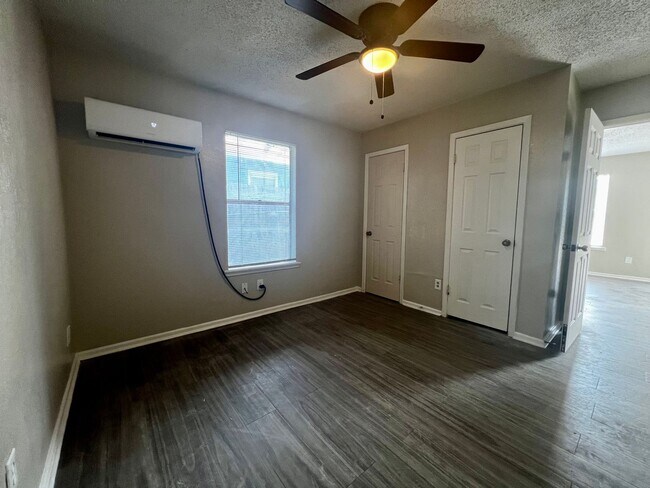 Building Photo - Charming 2 Bedroom - MOVE IN SPECIAL