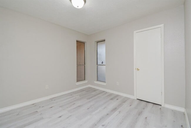 Building Photo - 9334 Golden Wood Ln