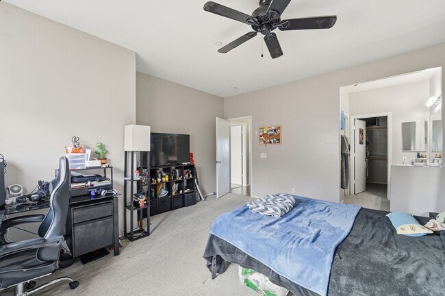 Building Photo - Bright 3-Bed Townhouse in Quiet Gated Community Near ASU