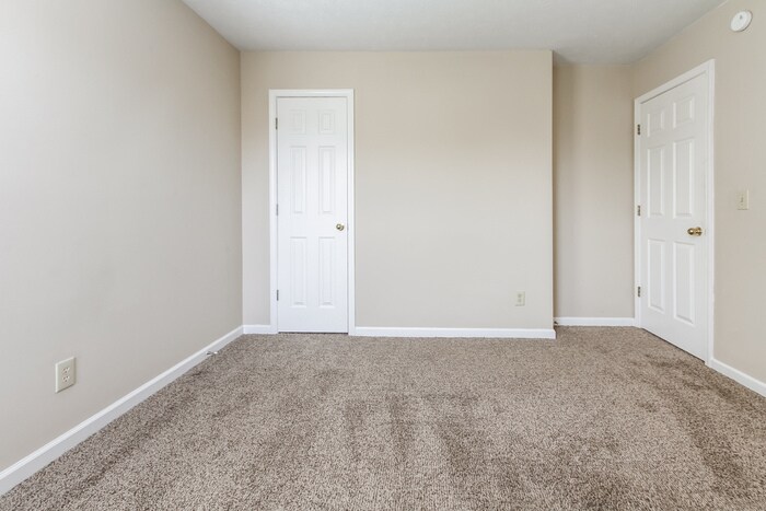 Building Photo - 5639 Oakcrest Dr