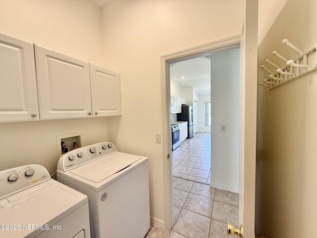 Building Photo - 704 Captains Dr