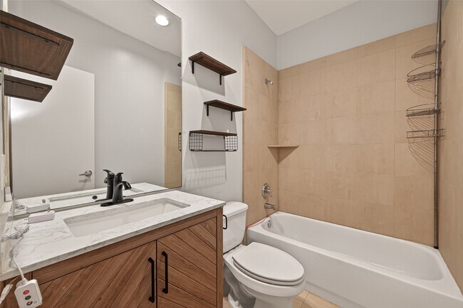 Building Photo - 1112 Columbus St