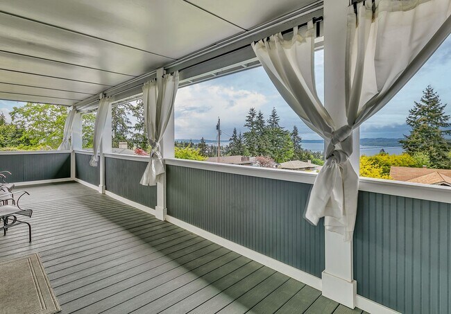 Building Photo - Rare Find: Flexible Living and Stunning Vi...