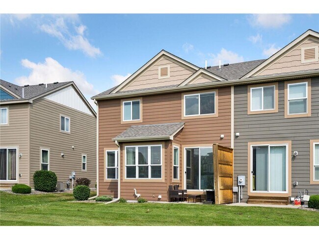 Building Photo - 8329 Goldenrod Ln N