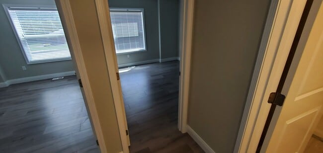 Building Photo - Extraordinary Townhome in Carbondale's South West