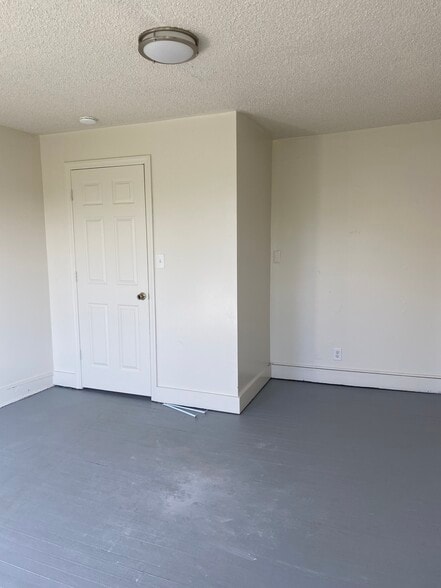 oversized bedroom - 217 Hamilton Ave