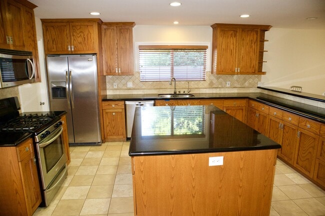 Building Photo - 26665 Whitehorn Dr