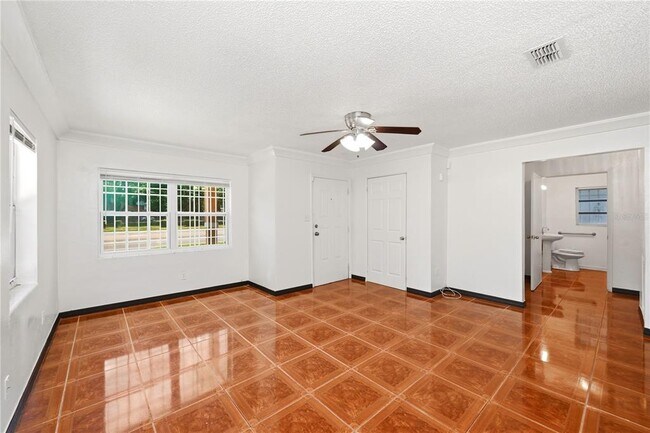 Building Photo - 808 S Ivey Ln