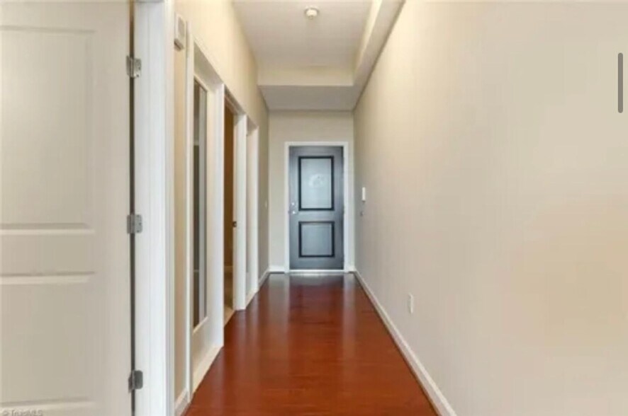 Building Photo - 201 N Elm St