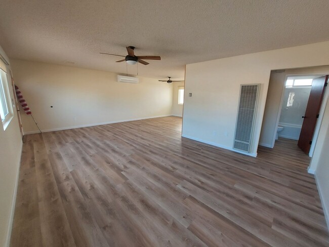 Building Photo - 2 Bedroom with 4-Car Garage in Downtown JT!