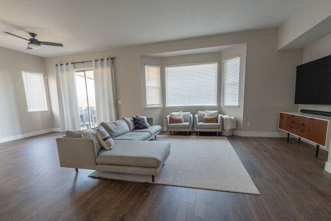 Building Photo - Stunning 3 Bedroom 2 Bath Home