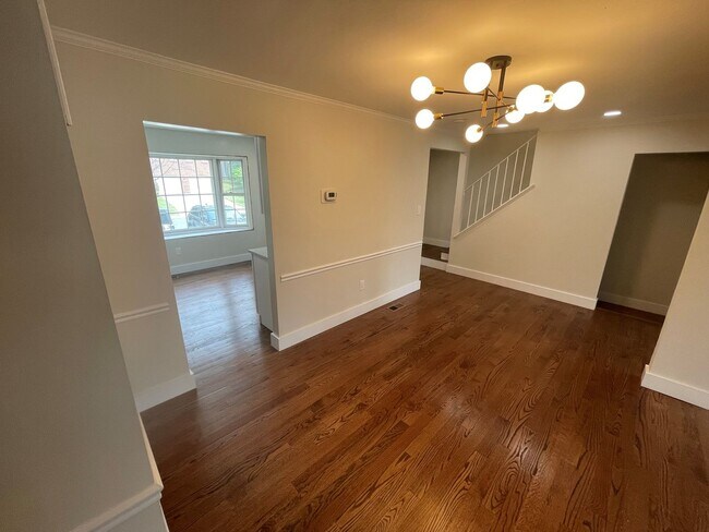 Building Photo - BEAUTIFLLY UPDATED TOWNHOME