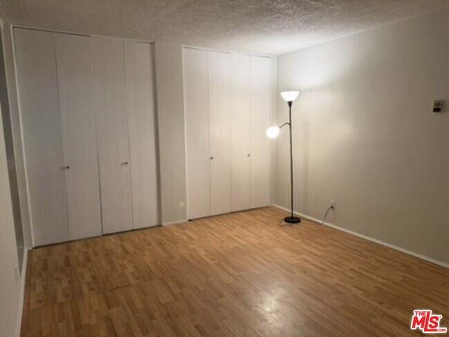 Building Photo - 5650 Cambridge Way