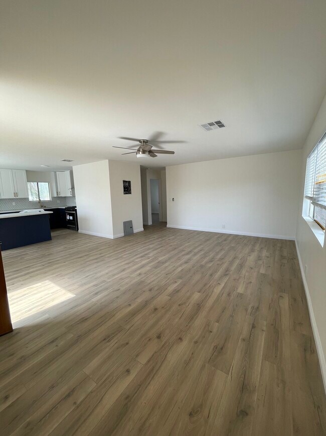 Building Photo - 1385 N Marengo Ave