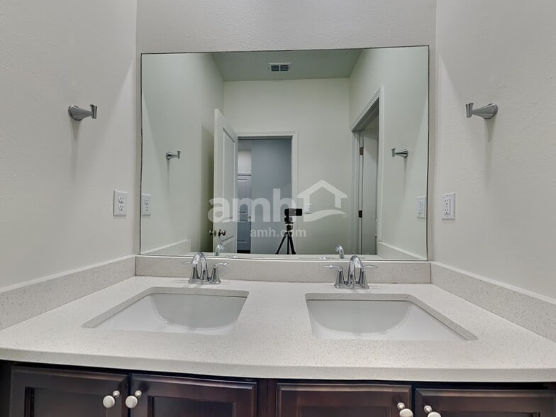 Building Photo - 551 Onate Cir