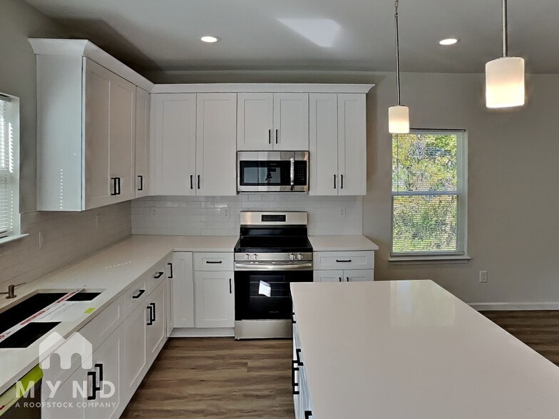 Building Photo - 220 E Boston Ave