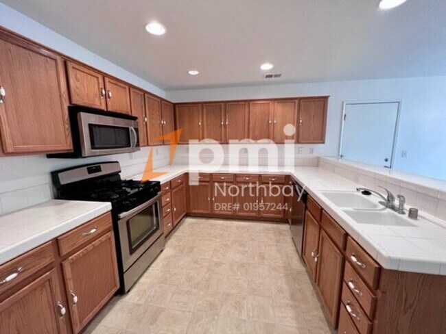 Building Photo - 3200 Puffin Cir