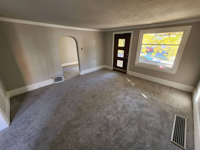 Building Photo - Charming 4-Bedroom Property in Prime Location