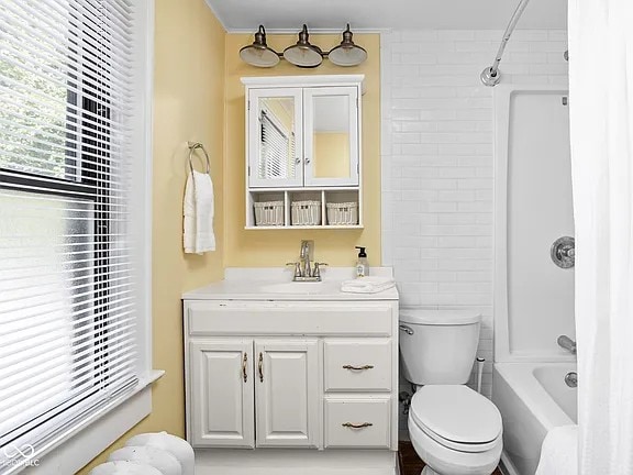 4643 Rookwood Avenue upstairs bathroom - 4643 Rookwood Ave