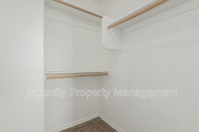 Building Photo - 1402 S Newberry Ln