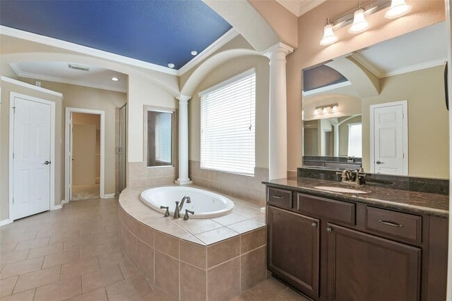 Building Photo - 20419 Windrose Bend Dr