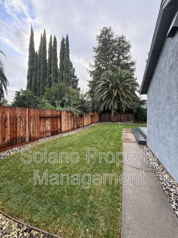 Building Photo - 921 Hickory Ave