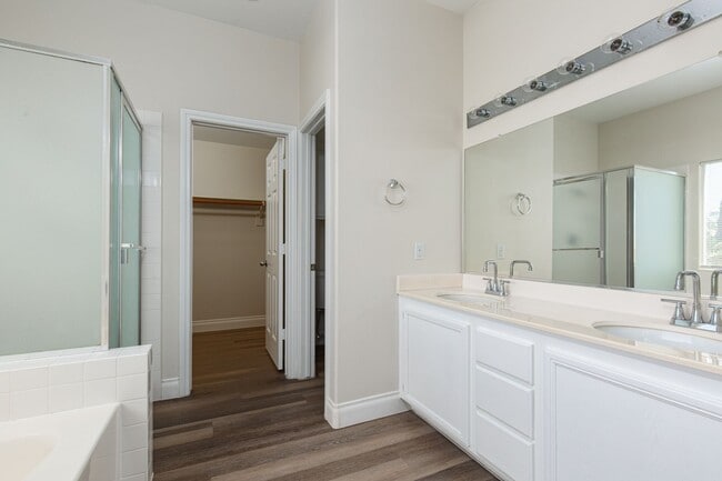 Building Photo - Recently renovated 4 br home in the Southwest
