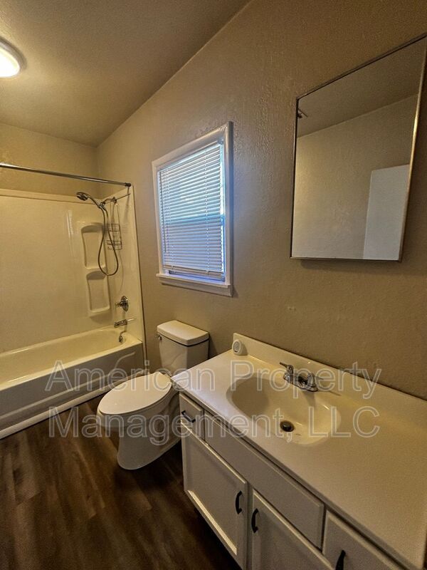 Building Photo - 814 N Hodge St