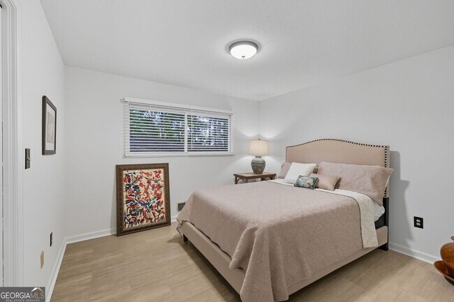 Building Photo - Luxury Lakefront Retreat – Fully Furnished...