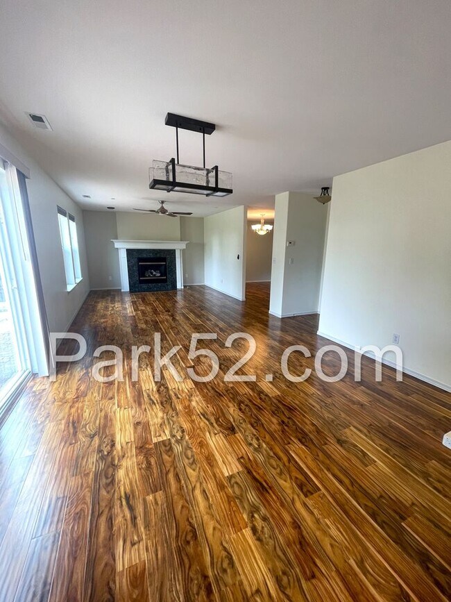 Building Photo - Spacious 4 Bedroom Home in DuPont