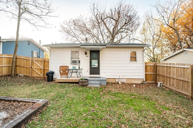 Building Photo - Adorable Home Close to Everything