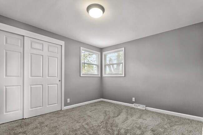 Building Photo - Big, Bold, and Beautiful Upper Unit!