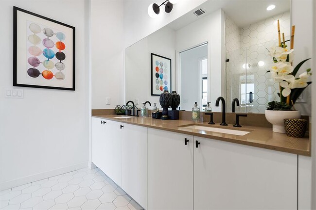 Building Photo - 800 Embassy Dr