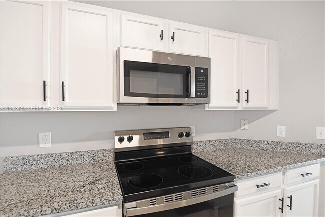 Building Photo - 915 Knollwood Dr