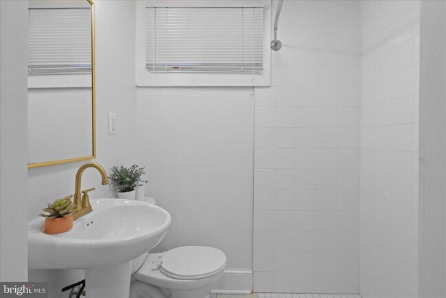 Building Photo - 521 Quintana Pl NW