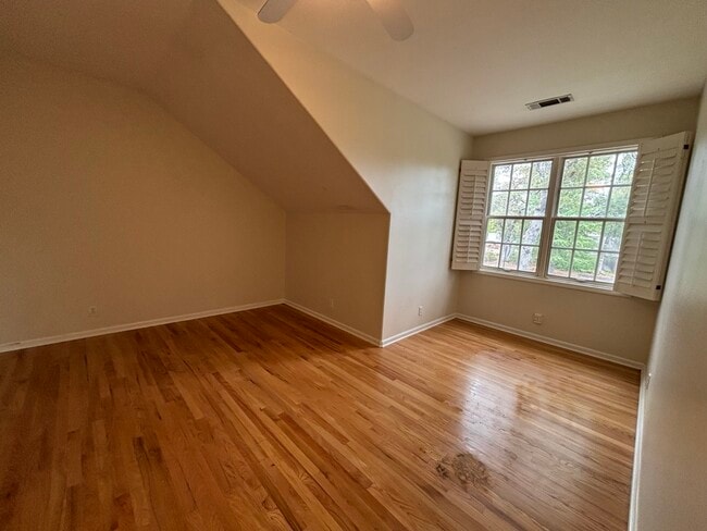 Building Photo - 740 Oak Crest Cir