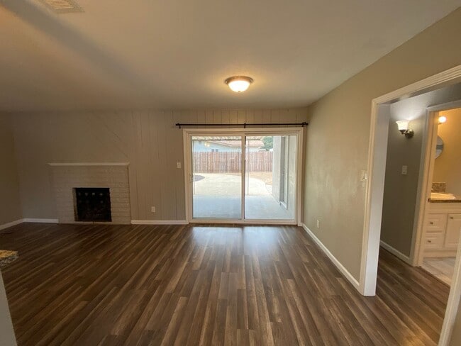 Building Photo - NE Visalia home coming soon!