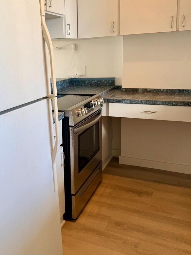 Building Photo - 2121 Ala Wai Blvd