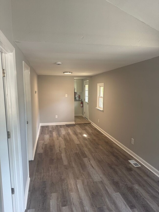 Building Photo - Charming 2 bedroom, 1 bath recently updated home ready for move in