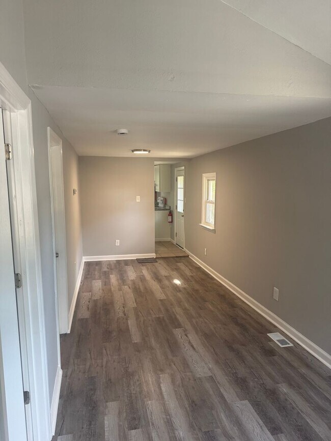 Building Photo - Charming 3 bedroom, 1 bath recently update...
