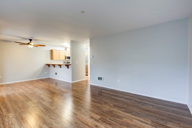 Building Photo - 2 Bed 2 Bath Third floor Condo