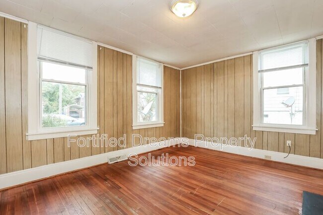 Building Photo - 909 Rich Ave