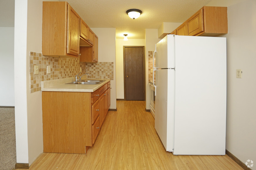 One Bedroom-Kitchen - Putnam Properties in Hopkins