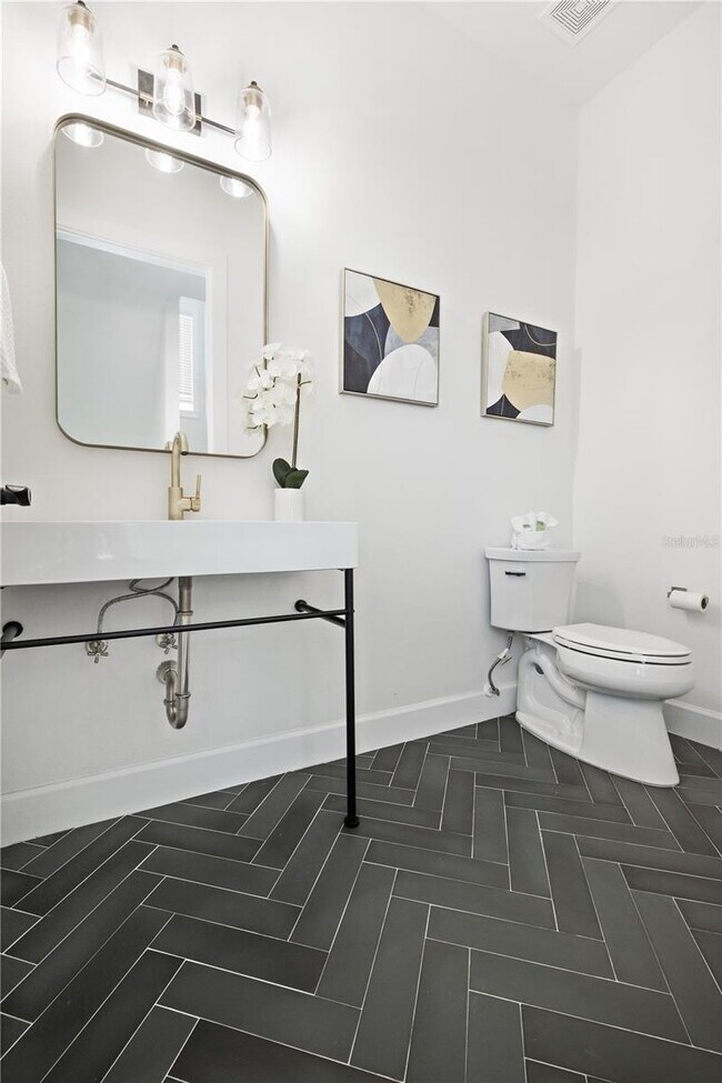 Building Photo - Beautiful Townhouse in Seminole Heights