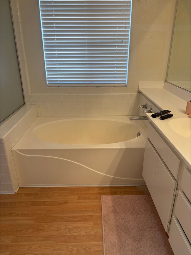 Building Photo - A $200 Move-In Special!  4-BedroomSpacious Home