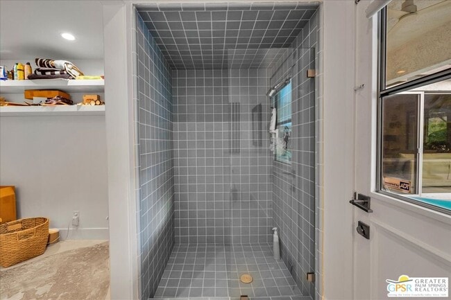 Building Photo - 605 E Sierra Way