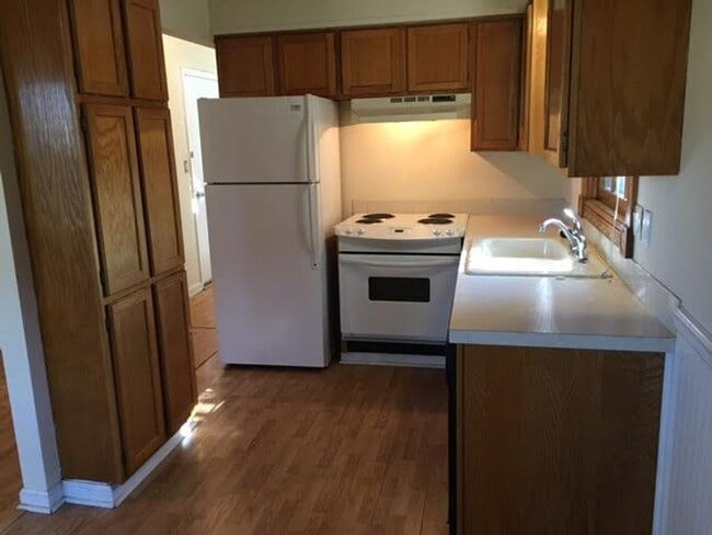 Building Photo - 3 x1.5 home off Lawrence Ave!